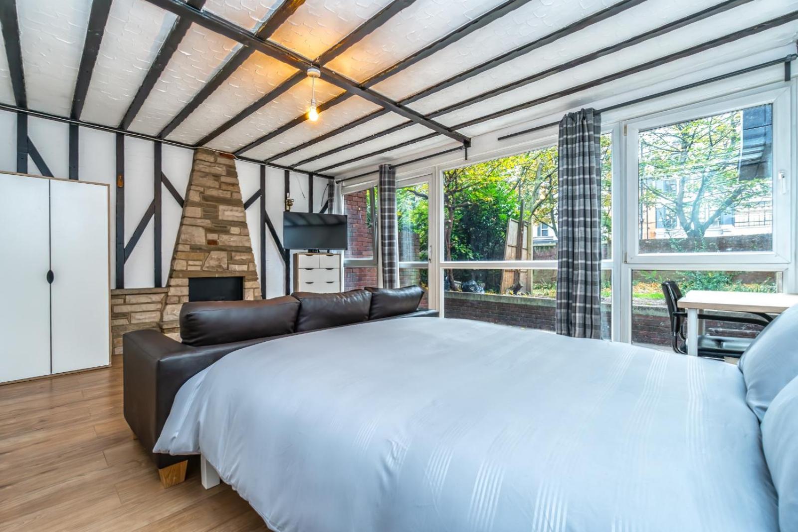 Cosy Guest House In Central Лондон Екстериор снимка
